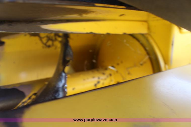 image for item F7915 2005 New Holland BR780 round baler