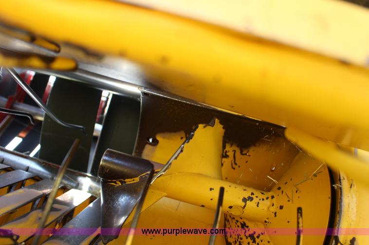 image for item F7915 2005 New Holland BR780 round baler