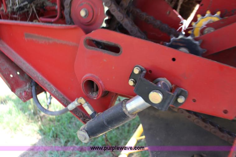 image for item F7915 2005 New Holland BR780 round baler