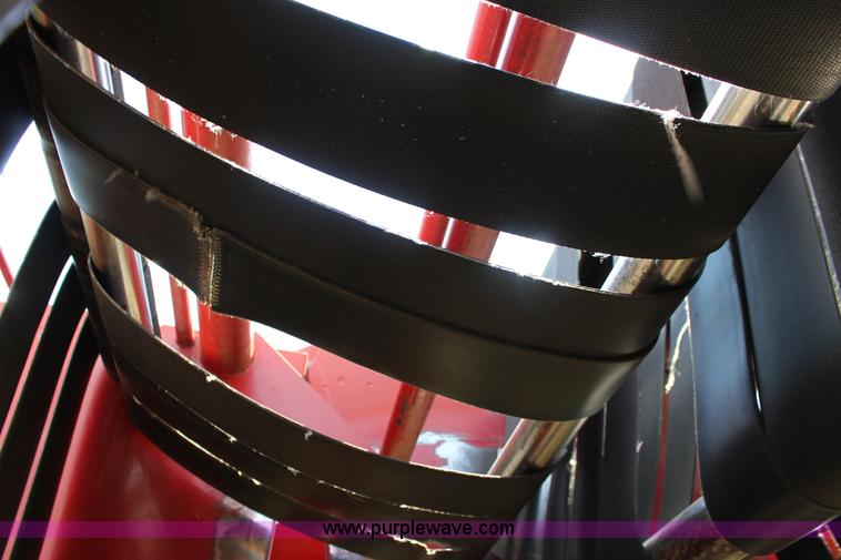 image for item F7915 2005 New Holland BR780 round baler