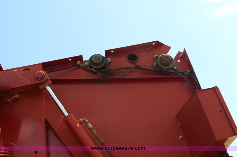 image for item F7915 2005 New Holland BR780 round baler