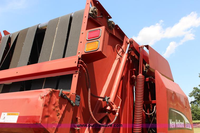 image for item F7915 2005 New Holland BR780 round baler