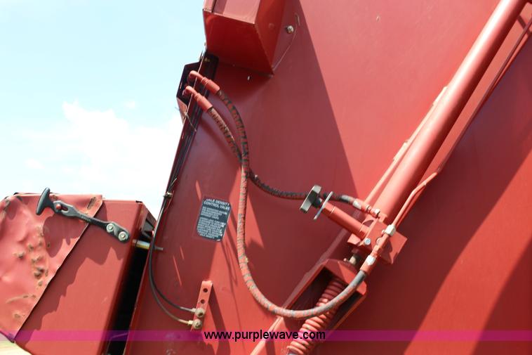 image for item F7915 2005 New Holland BR780 round baler