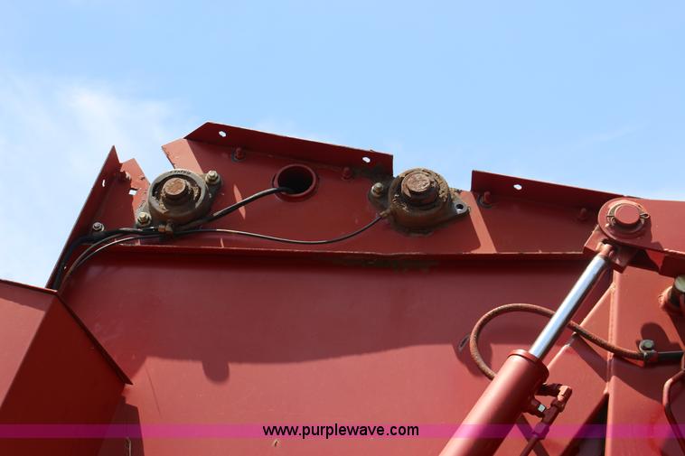 image for item F7915 2005 New Holland BR780 round baler