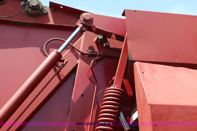 image for item F7915 2005 New Holland BR780 round baler