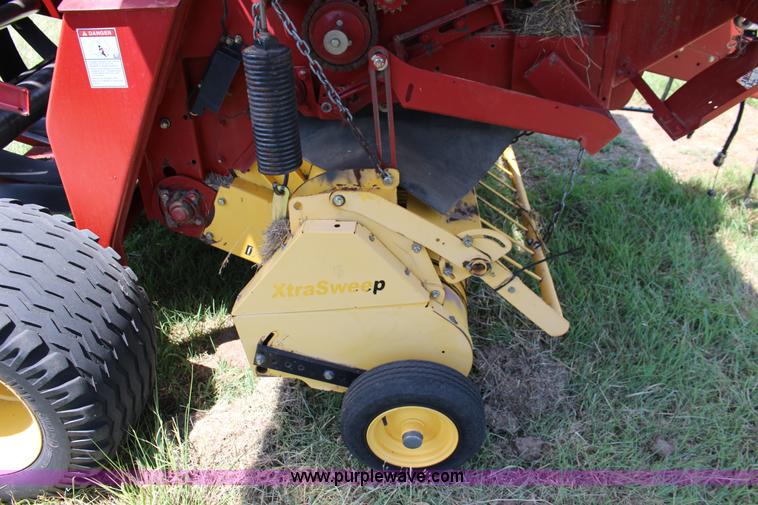 image for item F7915 2005 New Holland BR780 round baler