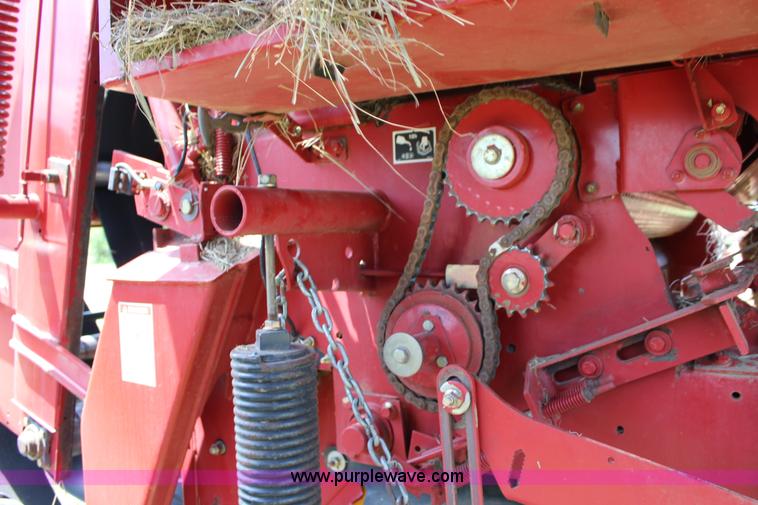 image for item F7915 2005 New Holland BR780 round baler