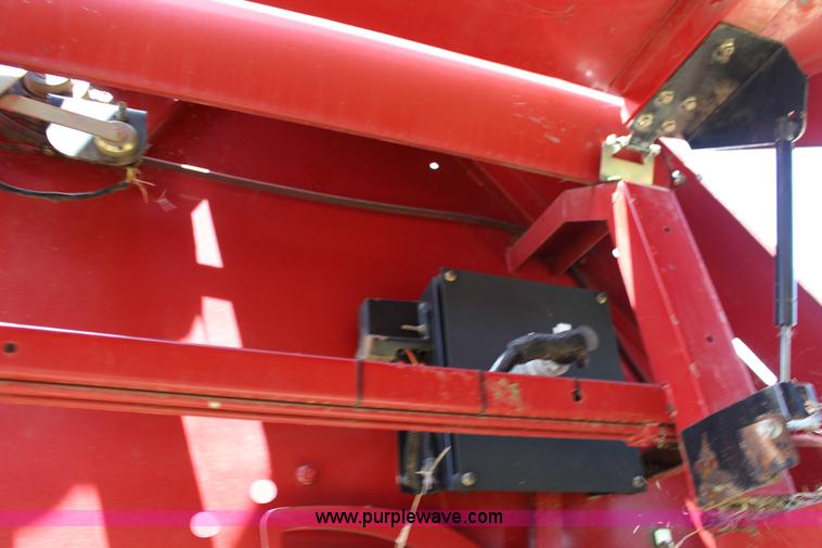 image for item F7915 2005 New Holland BR780 round baler