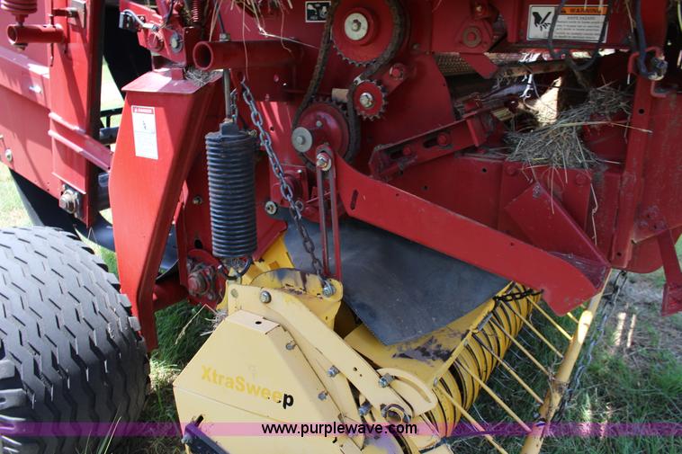 image for item F7915 2005 New Holland BR780 round baler