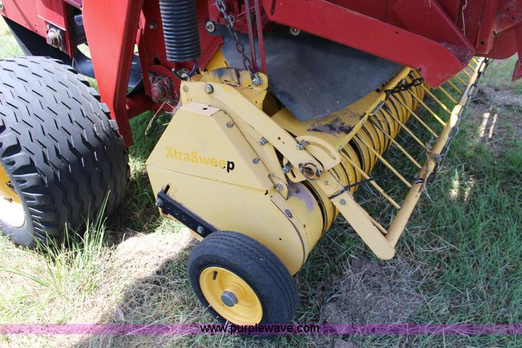 image for item F7915 2005 New Holland BR780 round baler