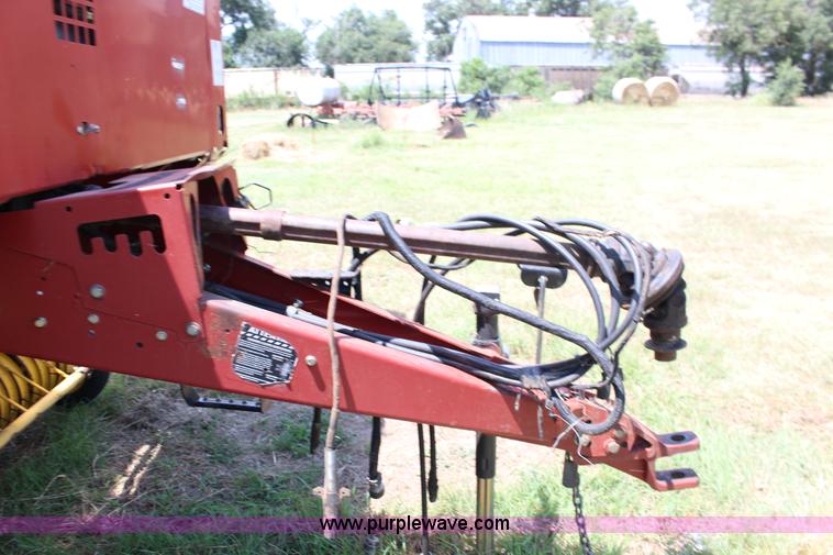 image for item F7915 2005 New Holland BR780 round baler