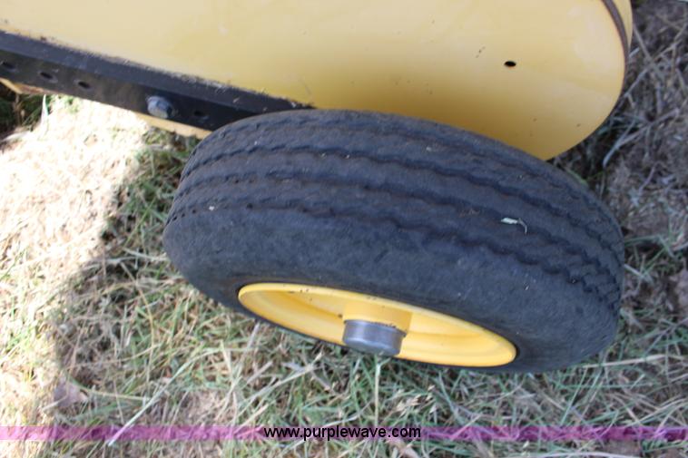 image for item F7915 2005 New Holland BR780 round baler