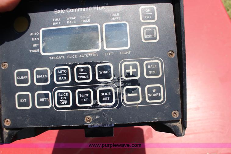 image for item F7915 2005 New Holland BR780 round baler