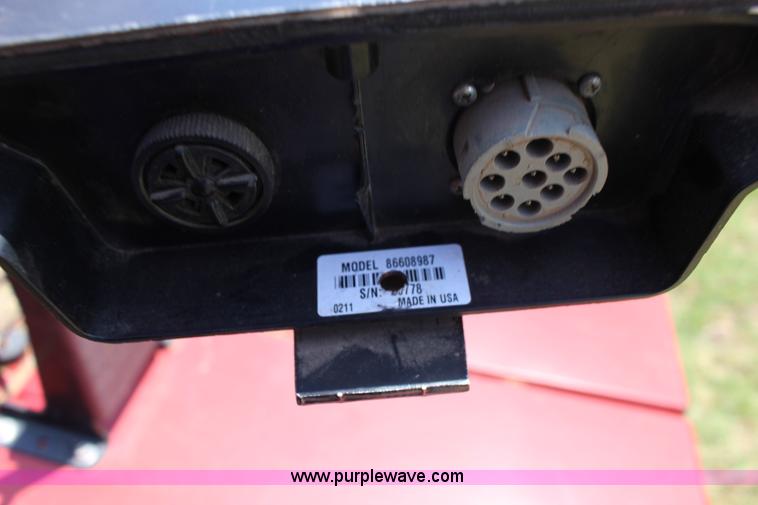 image for item F7915 2005 New Holland BR780 round baler