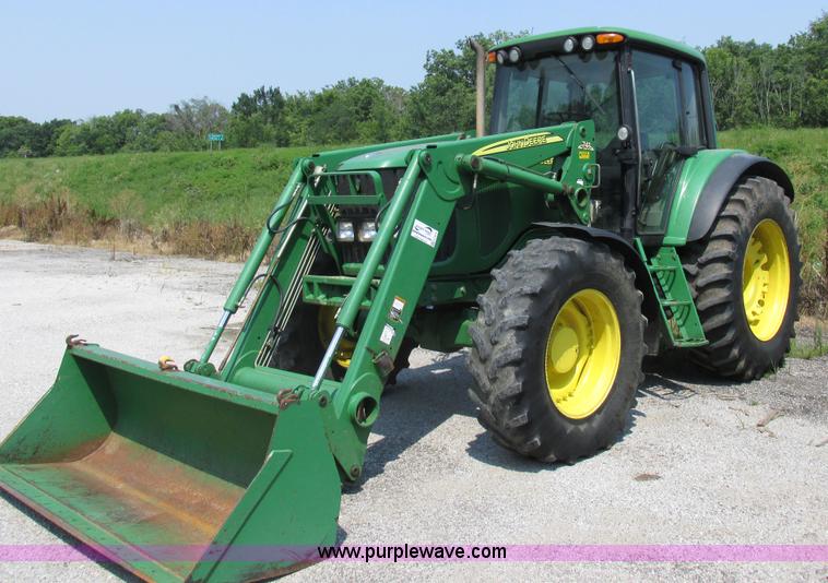 image for item H3270 2005 John Deere 7220 tractor