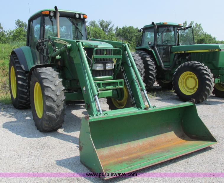 image for item H3270 2005 John Deere 7220 tractor