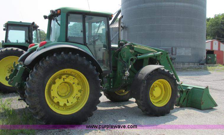 image for item H3270 2005 John Deere 7220 tractor
