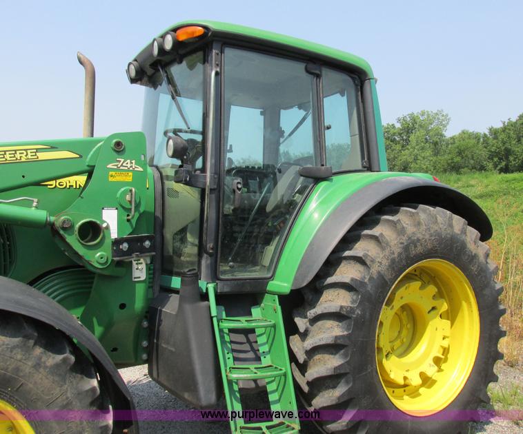 image for item H3270 2005 John Deere 7220 tractor