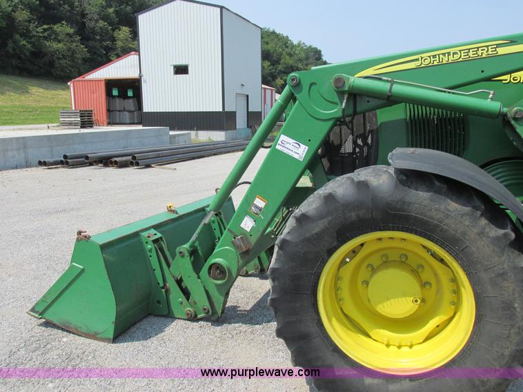 image for item H3270 2005 John Deere 7220 tractor