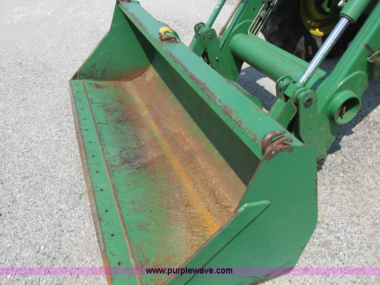 image for item H3270 2005 John Deere 7220 tractor