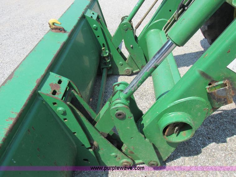image for item H3270 2005 John Deere 7220 tractor