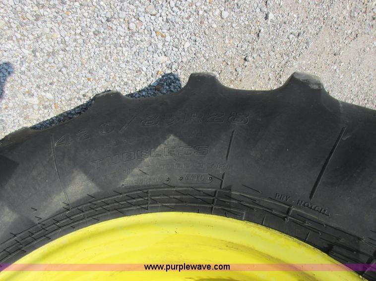 image for item H3270 2005 John Deere 7220 tractor