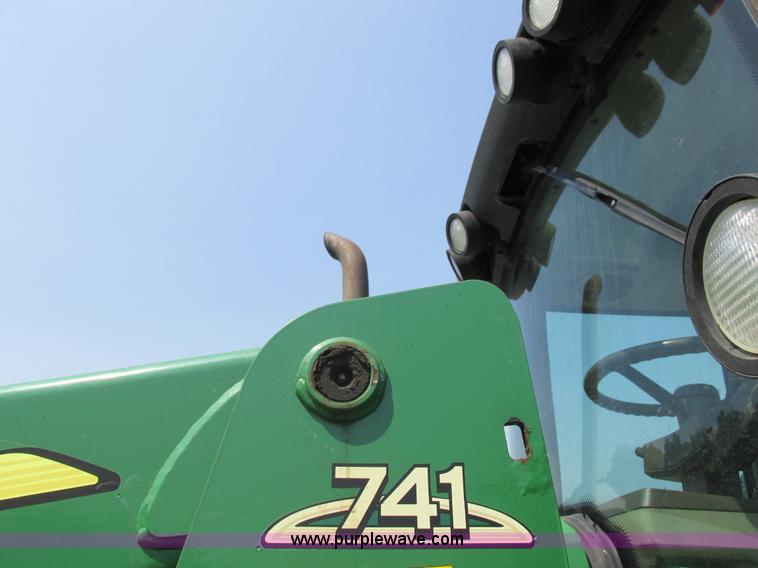 image for item H3270 2005 John Deere 7220 tractor