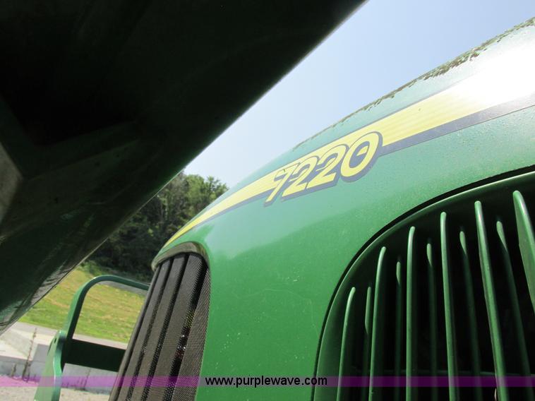 image for item H3270 2005 John Deere 7220 tractor