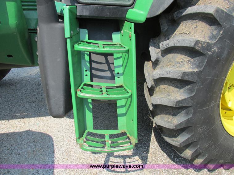 image for item H3270 2005 John Deere 7220 tractor