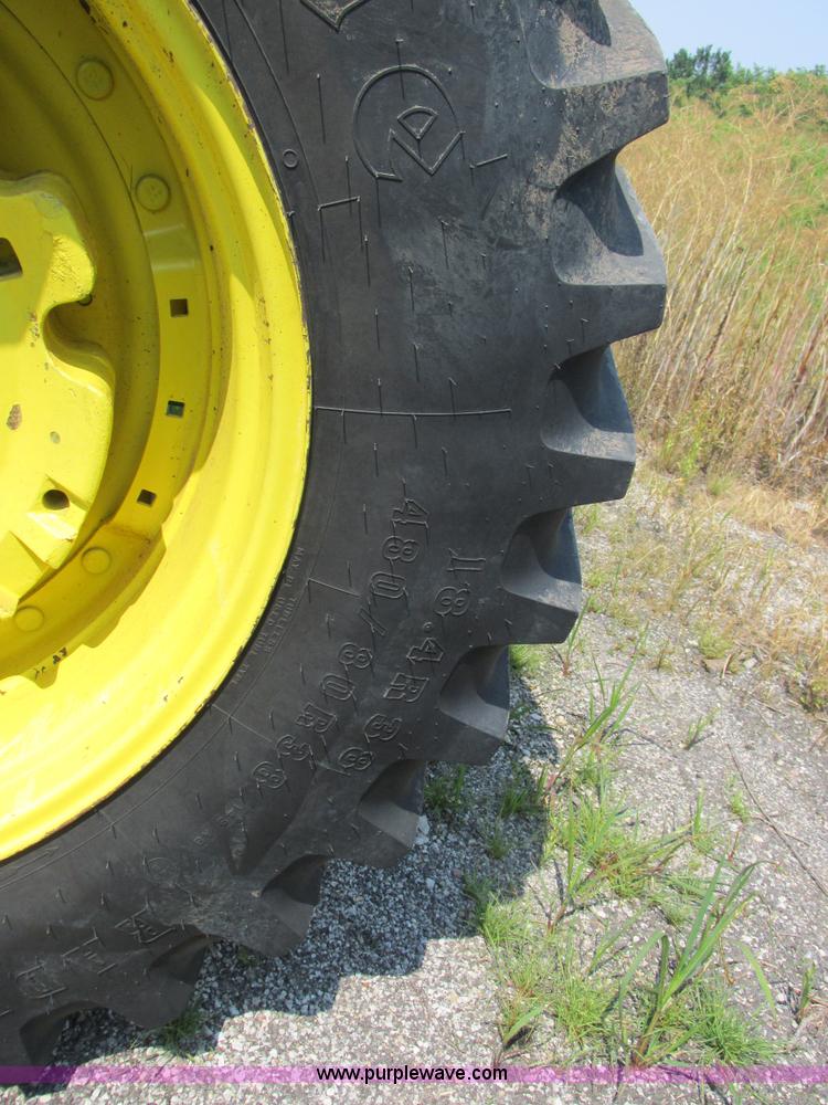 image for item H3270 2005 John Deere 7220 tractor