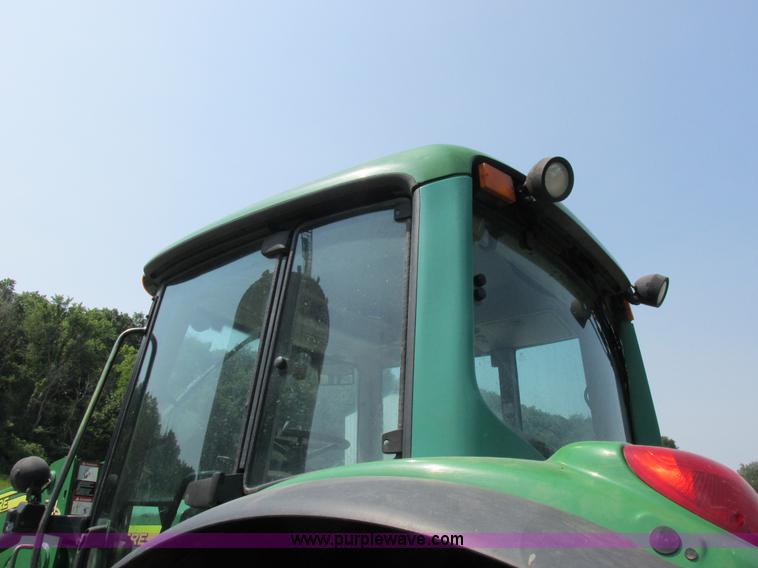 image for item H3270 2005 John Deere 7220 tractor
