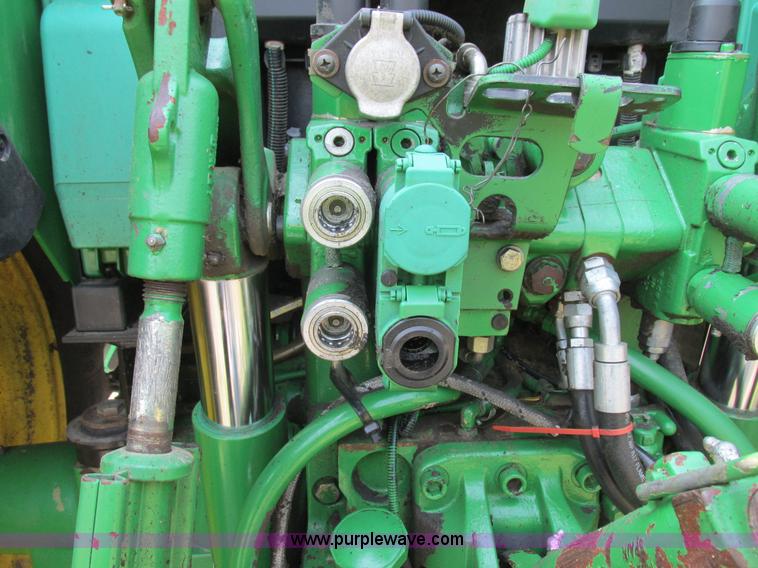 image for item H3270 2005 John Deere 7220 tractor
