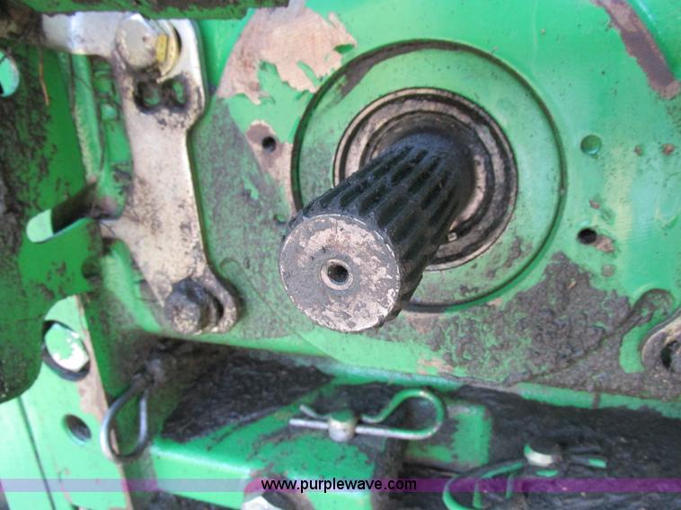 image for item H3270 2005 John Deere 7220 tractor