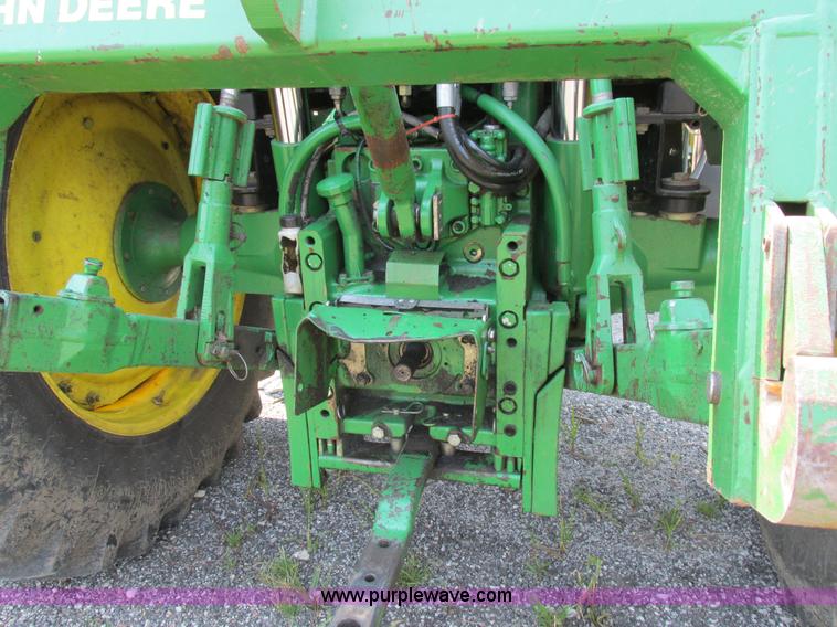 image for item H3270 2005 John Deere 7220 tractor