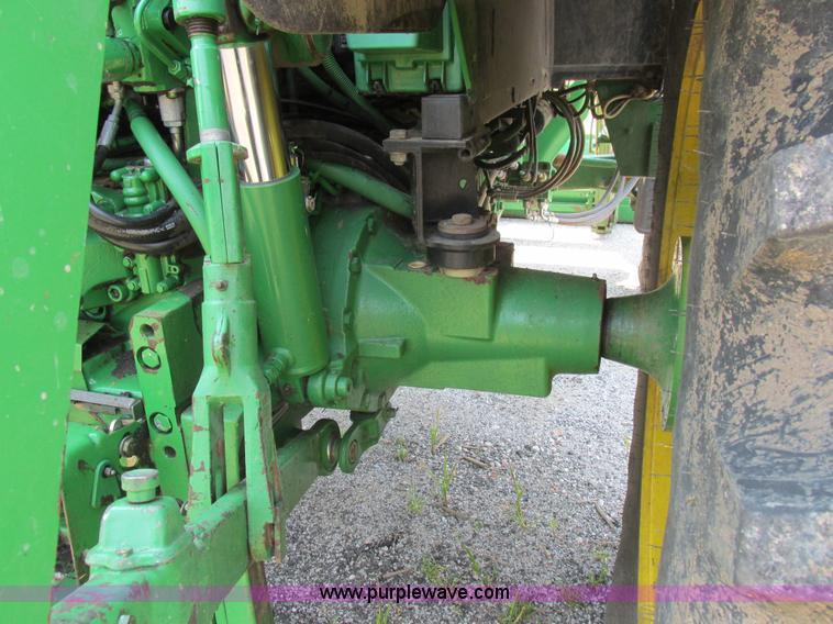 image for item H3270 2005 John Deere 7220 tractor