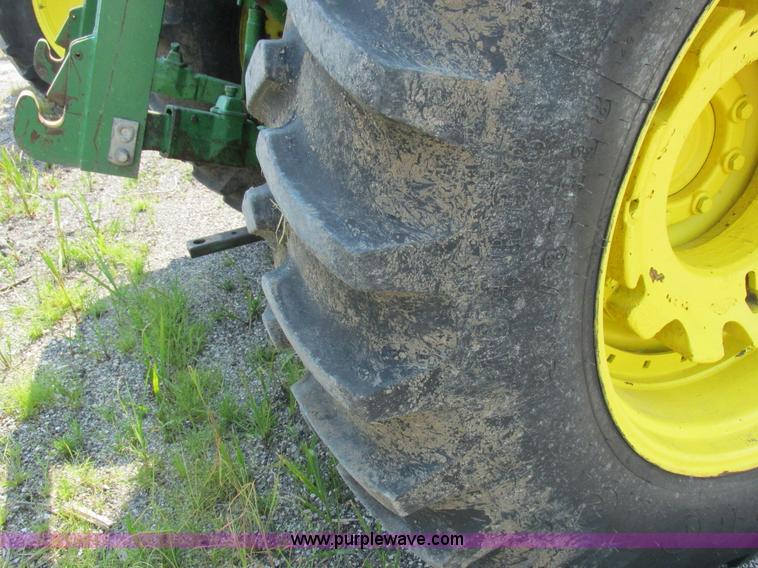 image for item H3270 2005 John Deere 7220 tractor