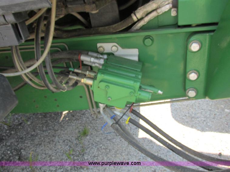 image for item H3270 2005 John Deere 7220 tractor