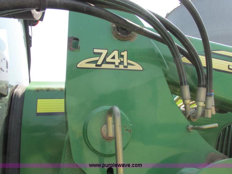 image for item H3270 2005 John Deere 7220 tractor