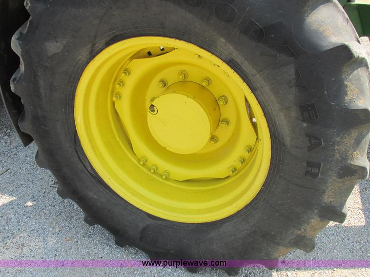 image for item H3270 2005 John Deere 7220 tractor