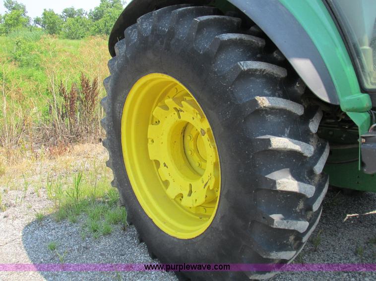 image for item H3270 2005 John Deere 7220 tractor