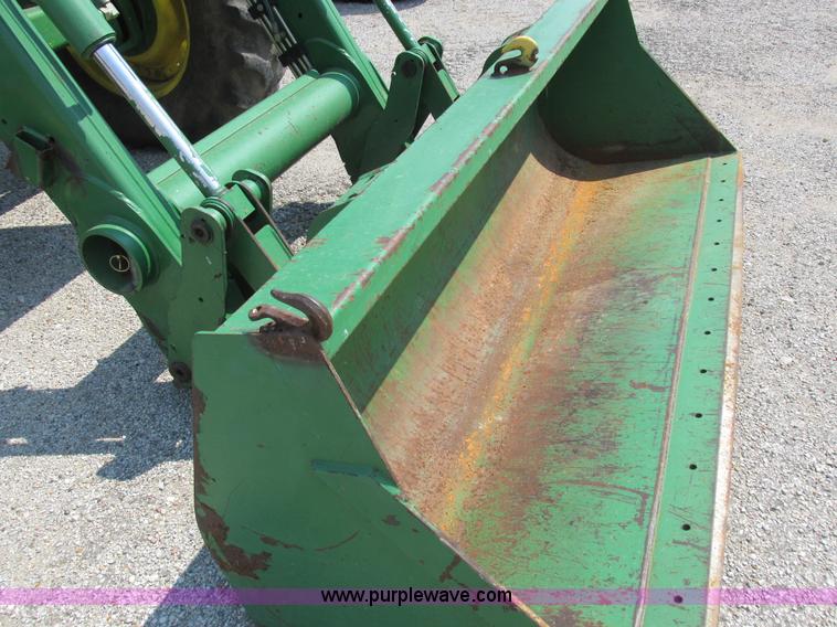 image for item H3270 2005 John Deere 7220 tractor