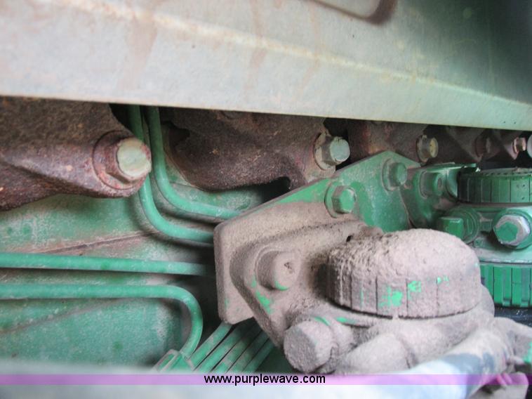 image for item H3270 2005 John Deere 7220 tractor