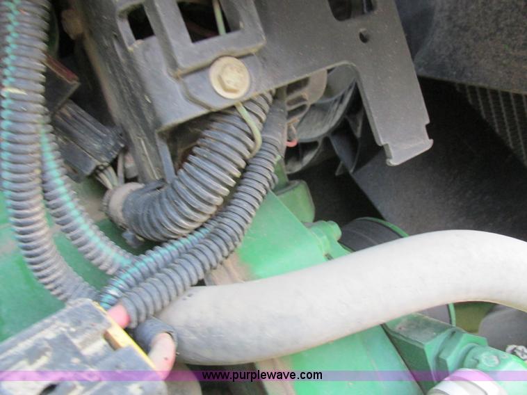 image for item H3270 2005 John Deere 7220 tractor