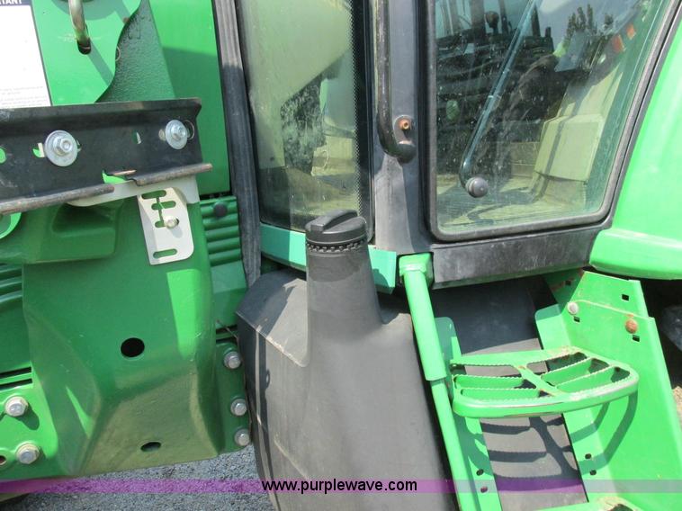 image for item H3270 2005 John Deere 7220 tractor