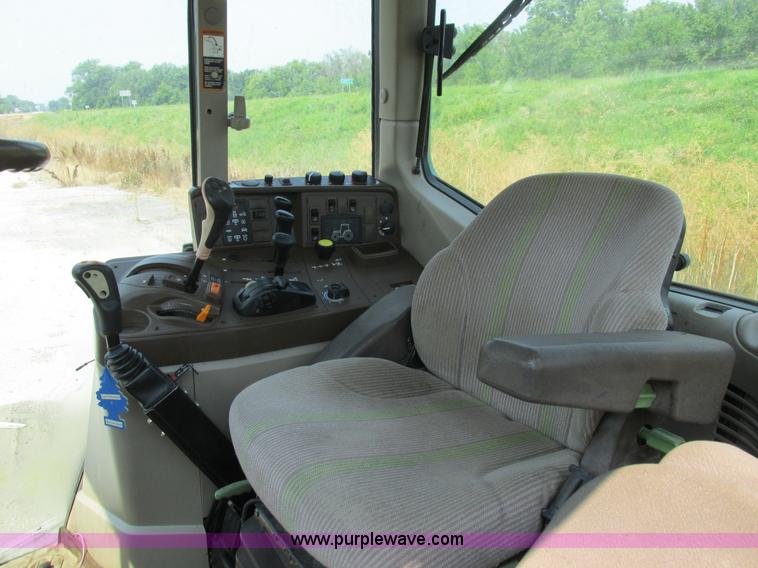 image for item H3270 2005 John Deere 7220 tractor