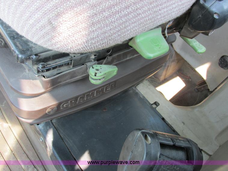 image for item H3270 2005 John Deere 7220 tractor