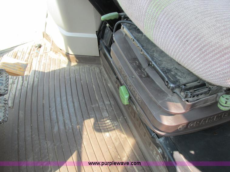 image for item H3270 2005 John Deere 7220 tractor