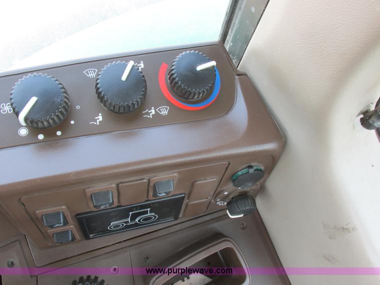 image for item H3270 2005 John Deere 7220 tractor