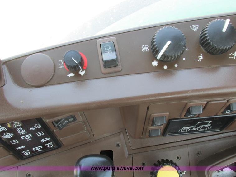 image for item H3270 2005 John Deere 7220 tractor