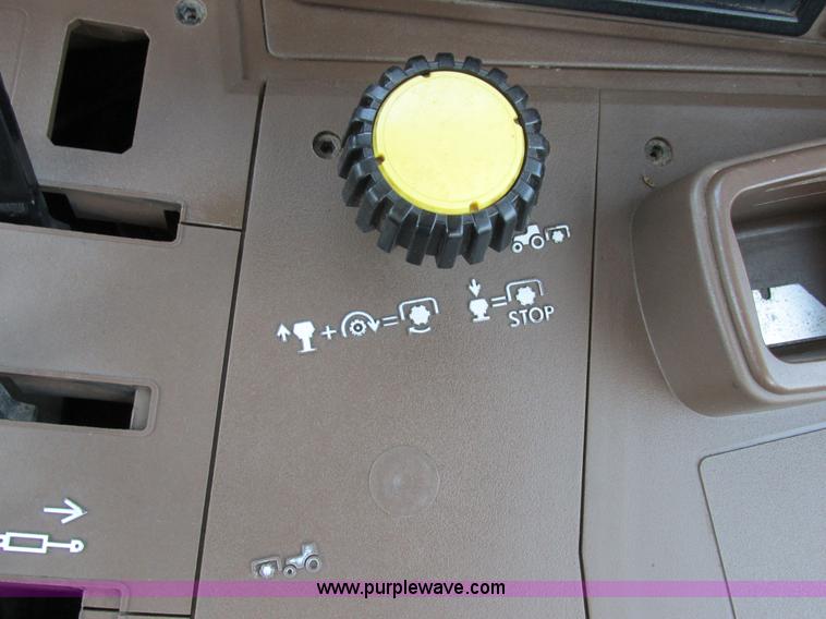 image for item H3270 2005 John Deere 7220 tractor